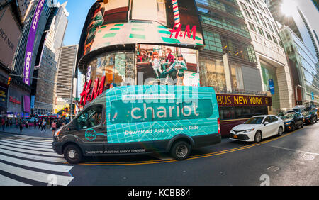 Un carro ride servizio di condivisione di van in Times Square a New York il Giovedì 28 Settembre, 2017. Il cosiddetto servizio navetta su richiesta servizio è di proprietà di Ford e viene considerato un possibile candidato per veicoli autonomi. (© Richard B. Levine) Foto Stock