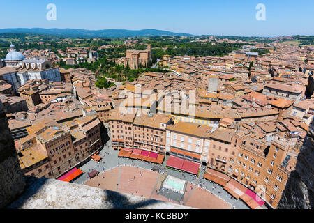 Siena, in provincia di Siena, Toscana, Italia. piazza del campo visibile dalla cima della torre del Mangia e si trova nel centro storico di Siena è un patrimonio mondiale il suo Foto Stock