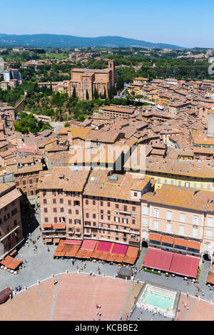 Siena, in provincia di Siena, Toscana, Italia. piazza del campo visibile dalla cima della torre del Mangia e si trova nel centro storico di Siena è un patrimonio mondiale il suo Foto Stock