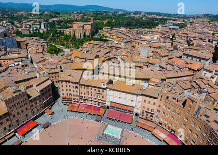 Siena, in provincia di Siena, Toscana, Italia. piazza del campo visibile dalla cima della torre del Mangia e si trova nel centro storico di Siena è un patrimonio mondiale il suo Foto Stock