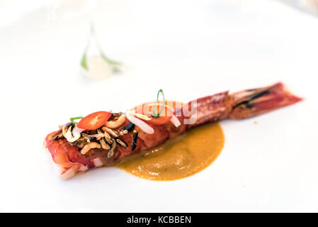 Gamberi al curry sul piatto bianco Foto Stock