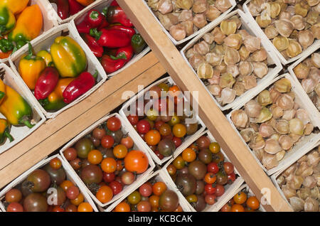 Pomodori ciliegini Pepe e Ciliege macinate contenitore individuale agricoltori mercato verdure fresche biologiche Foto Stock