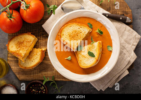 Zuppa di pomodoro con formaggio alla griglia panini Foto Stock