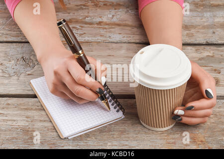 Curato la scrittura a mano una nota. Foto Stock