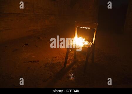 Sedia su fuoco Foto Stock