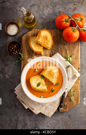 Zuppa di pomodoro con formaggio alla griglia panini Foto Stock