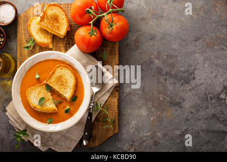 Zuppa di pomodoro con formaggio alla griglia panini Foto Stock