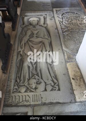 Bressanone (Bressanone) Trentino Alto Adige, Italia. Chiesa della Madonna, (Vergine Maria la Chiesa), antica tomba all interno della chiesa. Foto Stock