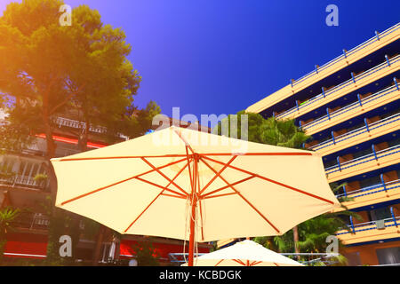 Estate ombrellone in cielo blu sullo sfondo di close-up. Foto Stock