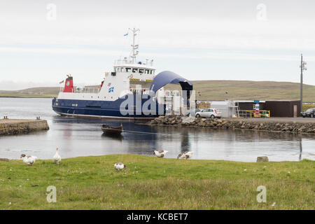 Gutcher, yell a Belmont, Unst traghetto ormeggiato al terminal Gurcher Ferry, Yell, Shetland Islands, Scozia, Regno Unito Foto Stock