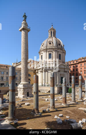 Colonna di Traiano nel Foro di Traiano, Roma, Italia Foto Stock