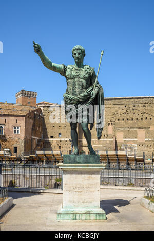 L'imperatore romano Augusto statua in bronzo, Roma, Italia Foto Stock