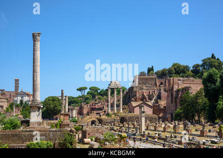 Foro Romano guardando a sud-est di Roma, Italia Foto Stock