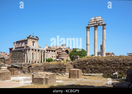 Tempio di Castore e Polluce e il Tempio di Antonino e Faustina, Roma, Italia Foto Stock