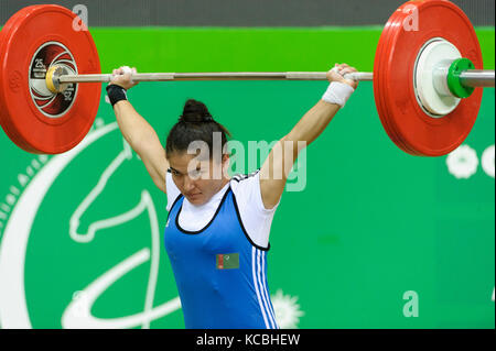 Ashgabat 2017 - 5th Asian Indoor & Martialarts Games 17-09-2017. Yulduz Jumabayewa (TKM) compete nel concorso Snatch Foto Stock