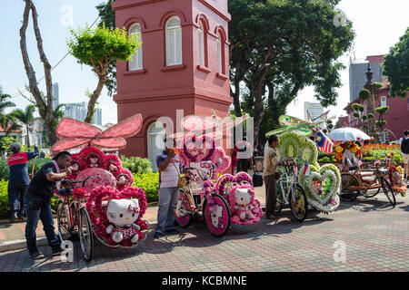 Malacca, Malesia - Agosto: 2,2015 in trishaw decorato con fiori colorati e la bambola per noleggiare presso la città di Malacca, Malaysia. - Un popolare centro storico turistico a Foto Stock