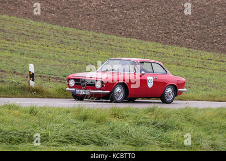 Augsburg, Germania - 1 ottobre 2017: Alfa Romeo GT 1300 Junior oldtimer auto presso il classico fuggerstadt 2017 oldtimer rallye su ottobre 1, 2017 in aug Foto Stock