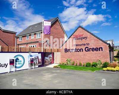 NEWCASTLE UPON TYNE, Regno Unito - 15 agosto 2017: Nuova costruzione case da Taylor Wimpey in un complesso residenziale in Inghilterra. Foto Stock