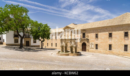 Fontana Fuente de Santa Maria di fronte all'Università, Universidad Internacional de Andalucía, Plaza de Santa Maria, Baeza Foto Stock