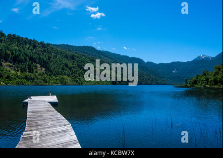 La barca di legno del molo sul lago tinquilco nel huerquehue, sud del Cile Foto Stock