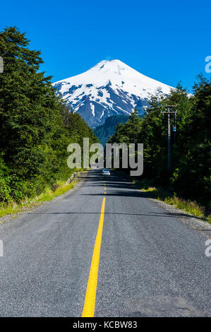 Strada che conduce al vulcano innevato Villarrica, Pucon, Cile meridionale, Cile Foto Stock