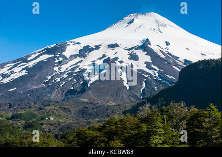 Vulcano con neve Villarrica, Pucon, Cile meridionale, Cile Foto Stock