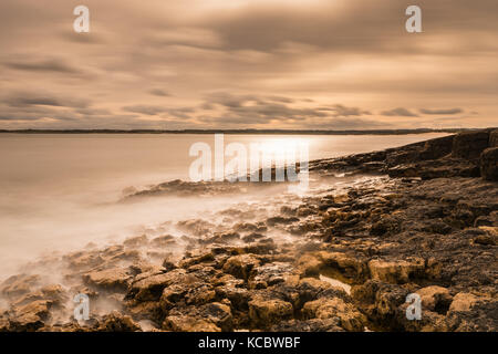 Esposizione a lungo sunset prese a riflusso il cantuccio, beadnell northumberland Foto Stock