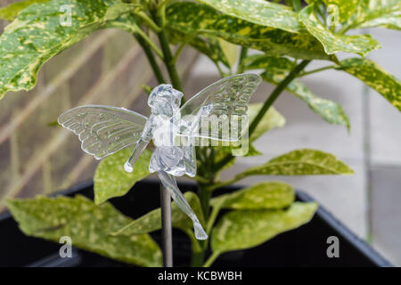 Fata di plastica in un impianto pot. giardino decorazione o ornamento Foto Stock