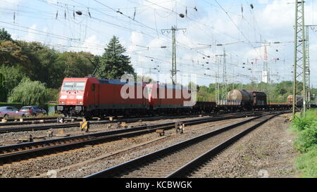 Coppia di classe DB 185 Bombardier TRAXX locomotive elettriche alaggio manifesto misti i carri merci a Gremberg, Colonia, Germania Foto Stock