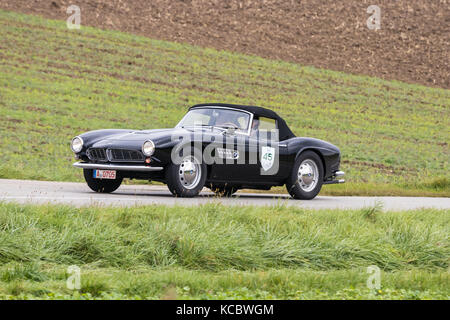 Augsburg, Germania - 1 ottobre 2017: 1957 bmw 507 oldtimer auto presso il classico fuggerstadt 2017 oldtimer rallye il 1 ottobre 2017 ad Augsburg, Germania Foto Stock