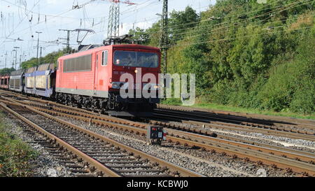 Classe DB 155 locomotore elettrico con manifesto misti carri presso Gremberg, Colonia, Germania Foto Stock