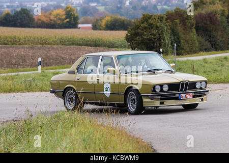 Augsburg, Germania - 1 ottobre 2017: BMW Alpina oldtimer auto presso il classico fuggerstadt 2017 oldtimer rallye il 1 ottobre 2017 ad Augsburg, Germania. Foto Stock