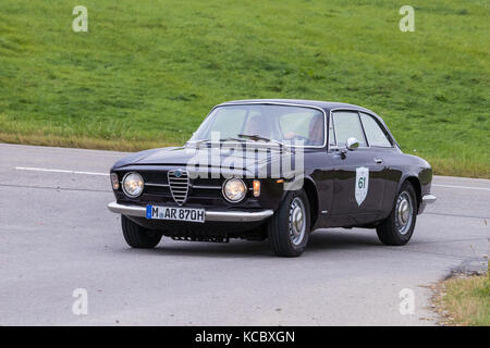 Augsburg, Germania - 1 ottobre 2017: Alfa Romeo GT 1300 Junior oldtimer auto presso il classico fuggerstadt 2017 oldtimer rallye su ottobre 1, 2017 in aug Foto Stock