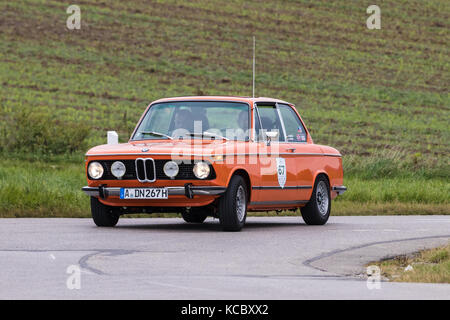 Augsburg, Germania - 1 ottobre 2017: BMW 2002 oldtimer auto presso il classico fuggerstadt 2017 oldtimer rallye il 1 ottobre 2017 ad Augsburg, Germania. Foto Stock