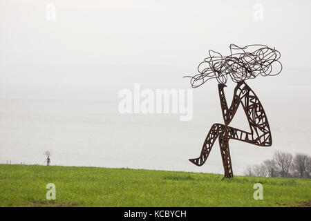 Outdoor scultura metallica stilizzata di uomini in campo Foto Stock