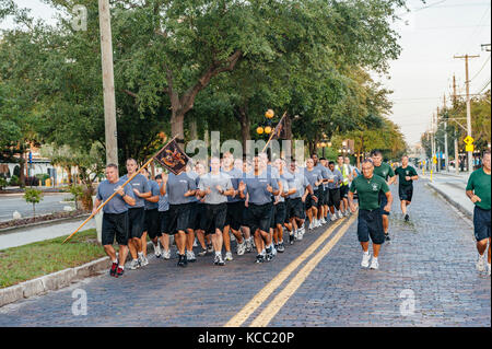 Applicazione della legge cadetti dell'Accademia in esecuzione in formazione attraverso le strade di Tampa, Florida USA, parte della formazione delle forze di polizia. Foto Stock