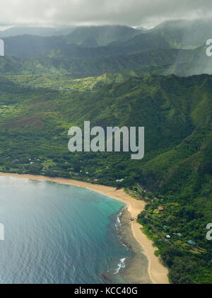 Vista aerea del haena sulla costa Nord di Kauai, Hawaii in un giorno nuvoloso. Foto Stock