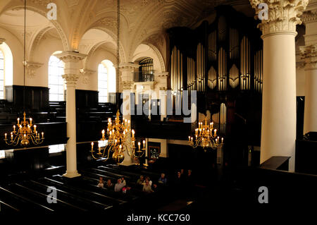 Il passeggiatore organo a canne a st martin nei campi chiesa in Westminster, Londra Foto Stock