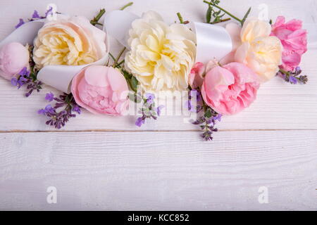 Bella rosa inglese mazzo di fiori su sfondo bianco Foto Stock