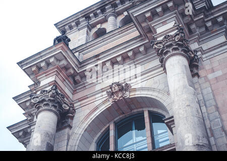 Scultura e colonne sulla storica facciata di edificio - Edificio del Reichstag di Berlino esterna Foto Stock