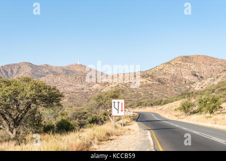 Guardando verso sud sulla b1-strada verso il sud di Windhoek, la città capitale della Namibia. un forno a microonde telecommunications tower è visibile su grossherzog ven Foto Stock