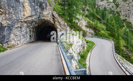 Passo Falzarego curva con tunnel Foto Stock