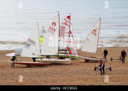 Canotti di Hastings e st.leonards sailing club sulla spiaggia di.St Leonards-on-sea in east sussex, in Inghilterra il 23 marzo 2014. Foto Stock