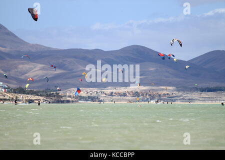 Costa Calma, Spagna - 13 maggio 2017: kitesurfisti in Sotavento Beach in Fuerteventura. isole canarie Spagna Foto Stock