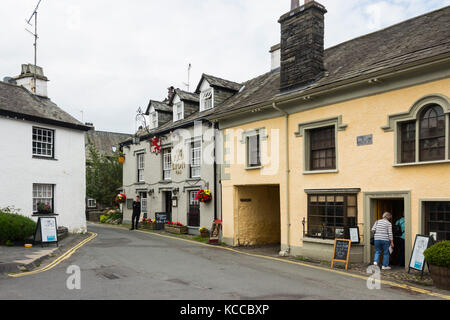 Il Red Lion Inn, Main Street, nel villaggio di Hawkshead in Cumbria. Un xv secolo coaching inn che ora offre cibo, bevanda e alloggio. Foto Stock