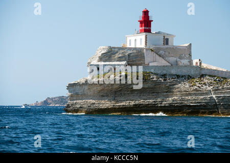 La madonetta faro sulla roccia costiera vicino alla città storica di Bonifacio, Corsica, Francia Foto Stock