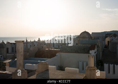 Sole che tramonta dietro le tombe del cimitero marino a Bonifacio, Corsica, Francia Foto Stock