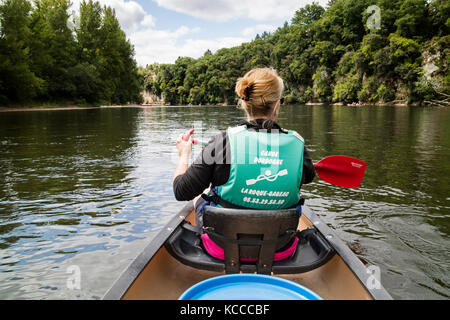 Canoisti sul fiume Dordogne, Dordogne, Aquitania, in Francia, in Europa Foto Stock