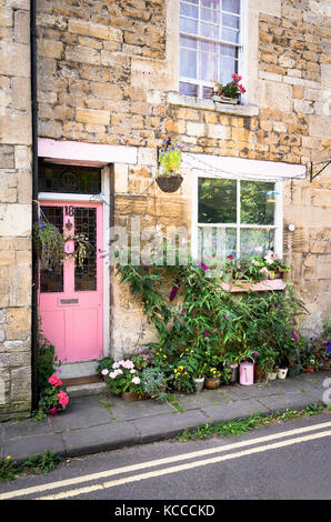 Un potted giardino frontale per una città cottage nella zona centrale di Bradford on Avon Wiltshire, Inghilterra REGNO UNITO Foto Stock