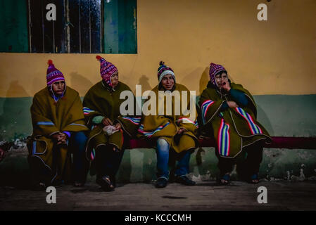 Uomini peruviano seduto sul banco in abito tradizionale Foto Stock